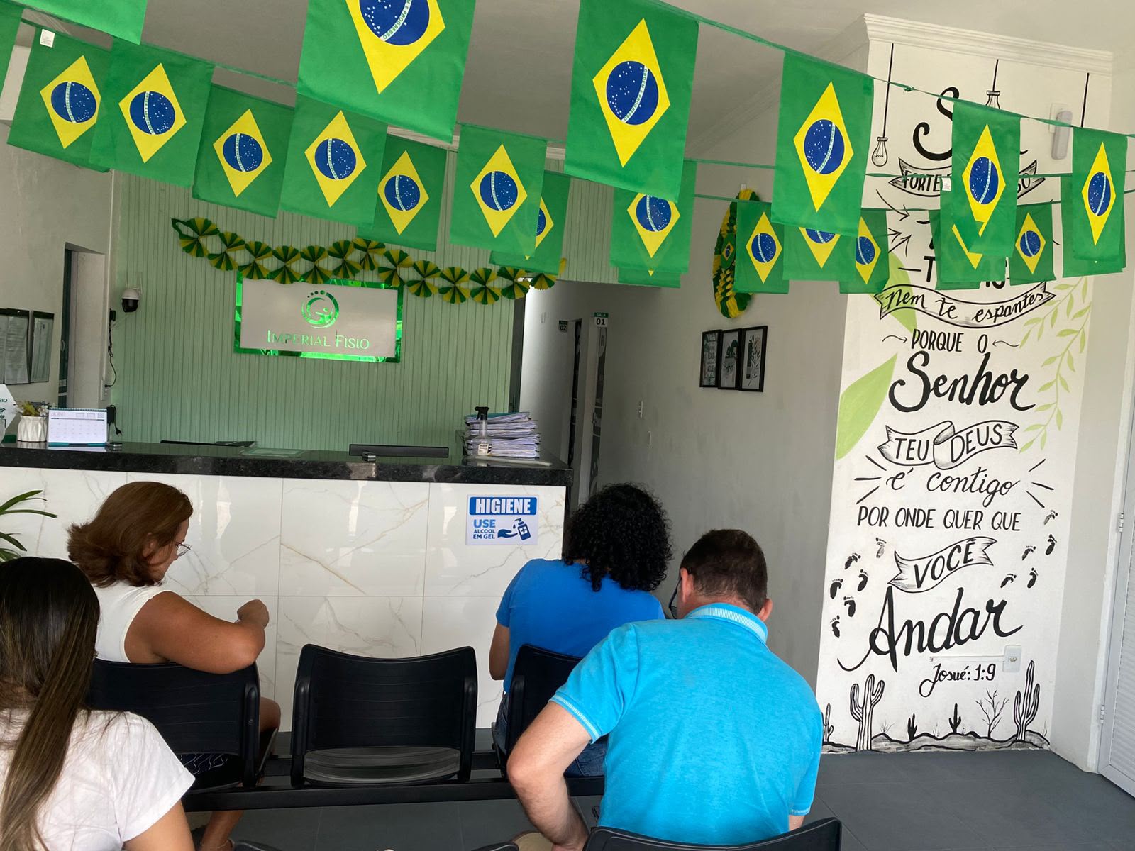 Recepção moderna e aconchegante da clínica